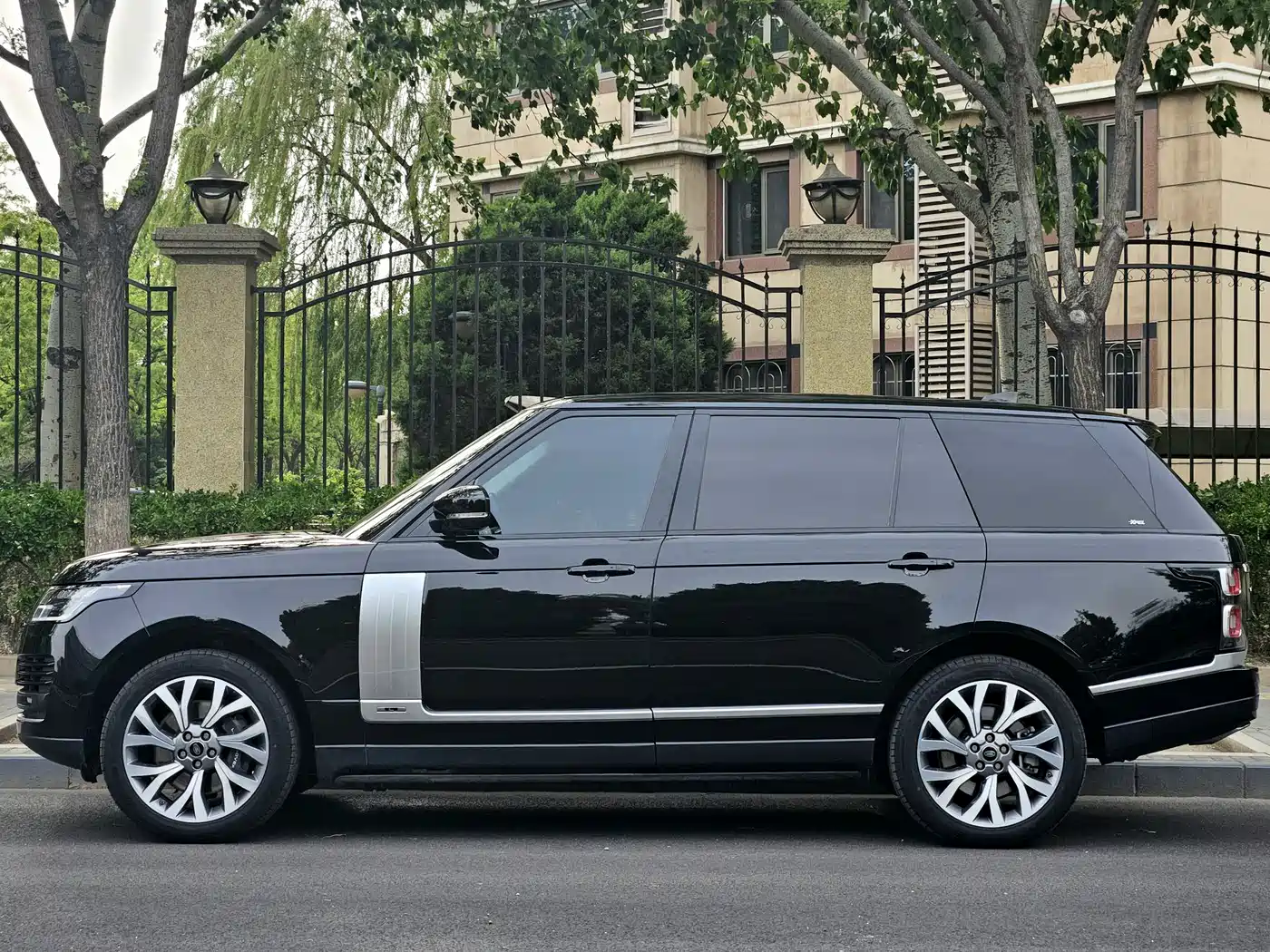 Land Rover Range Rover 2021 3.0 L6 Heritage Extended Classic Edition фото 2