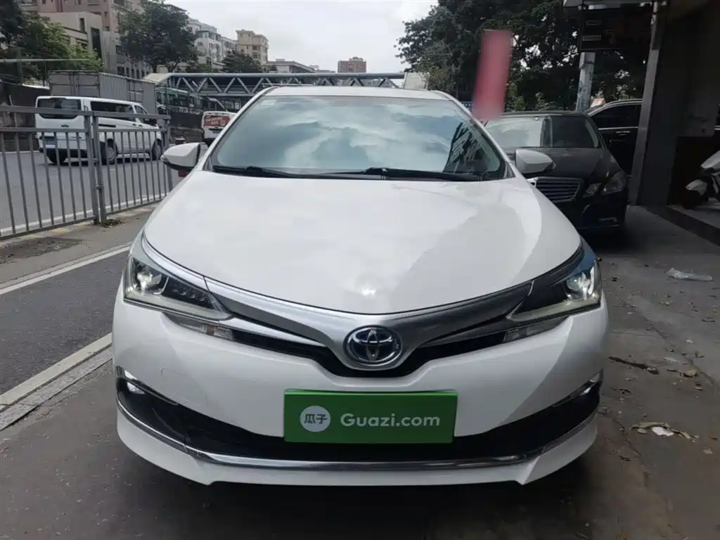 Toyota Corolla 2016 Hybrid 1.8L E-CVT Leading Edition фото 3