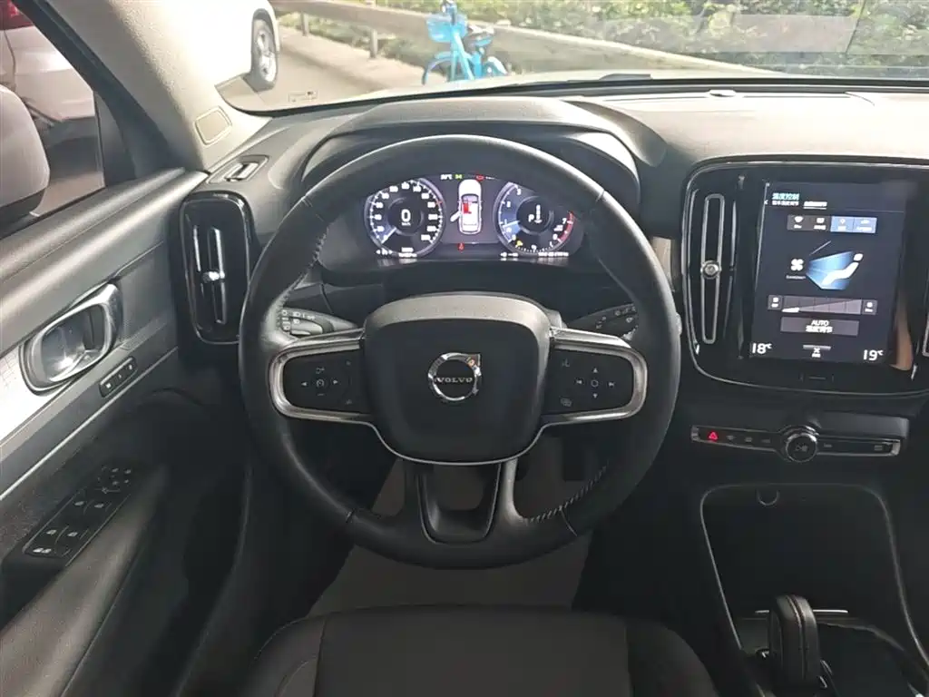VOLVO XC40