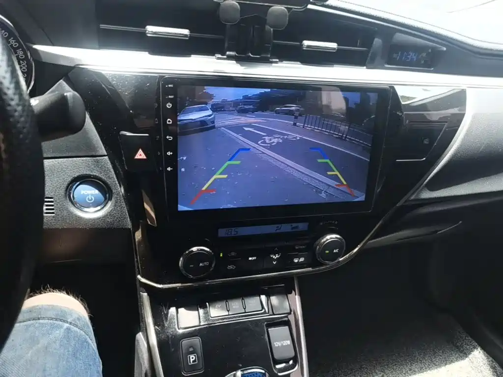 Toyota Corolla 2016 Hybrid 1.8L E-CVT Leading Edition фото 13