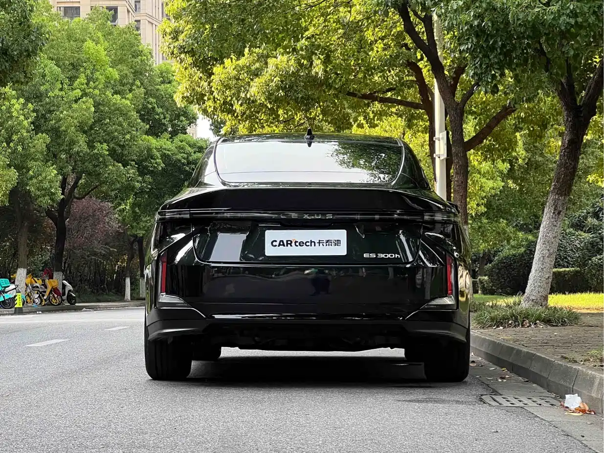 Lexus ES 2026 2025 Model 300h Base Version