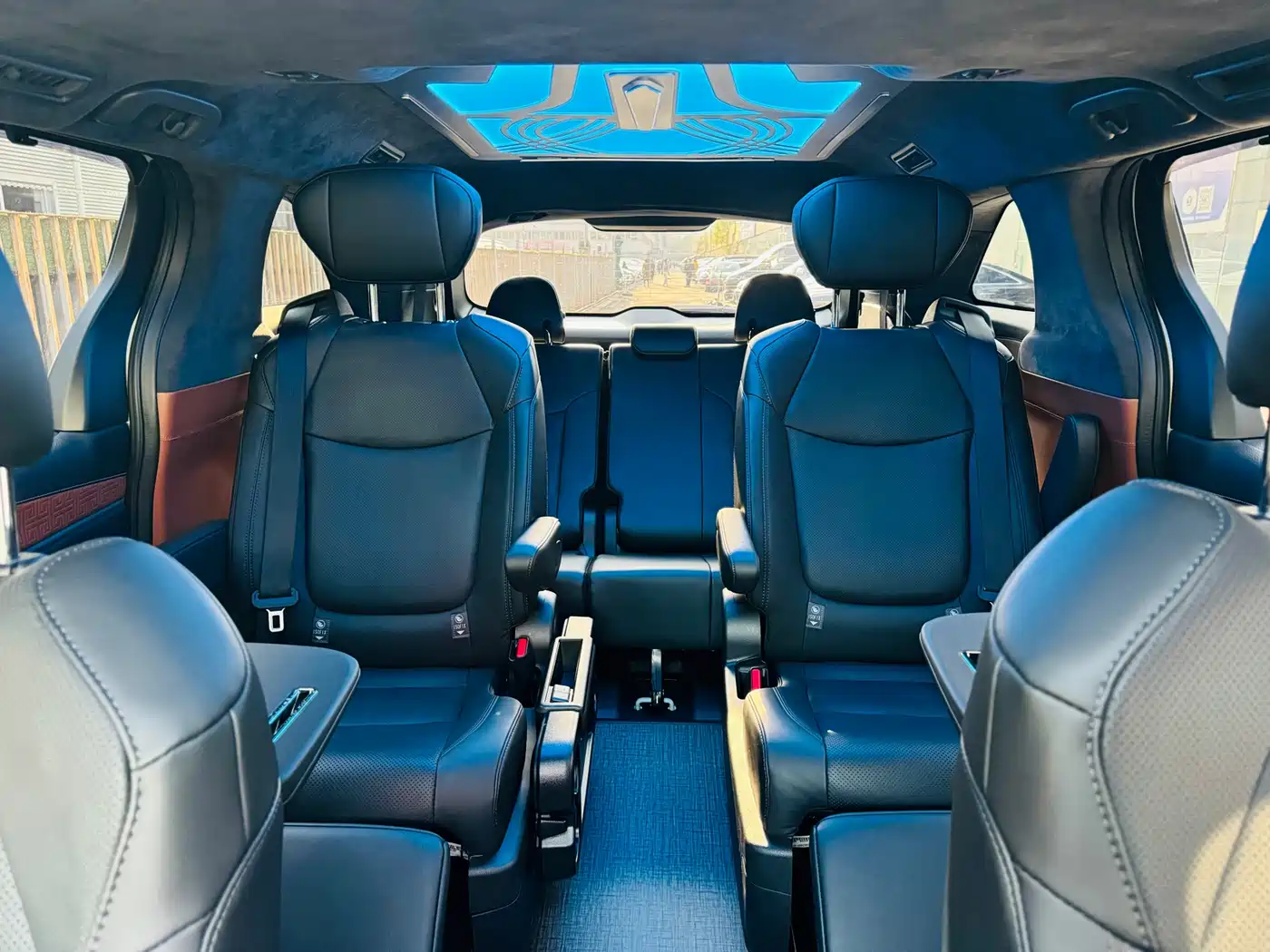 Toyota Sienna 2024 2.5L Hybrid 4WD Premium Edition фото 28