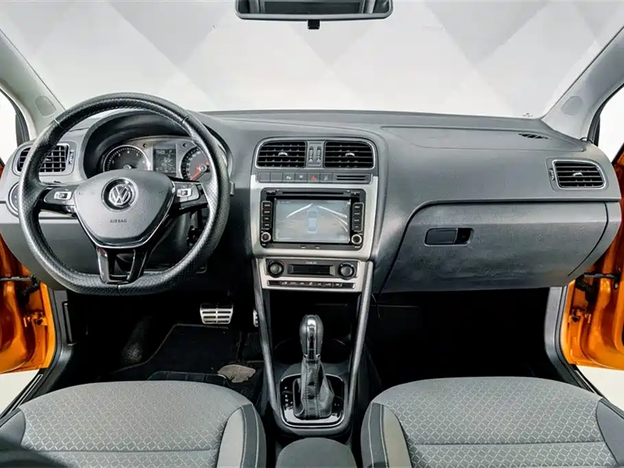 Volkswagen Polo 2016 1.6L Cross Polo Automatic фото 10
