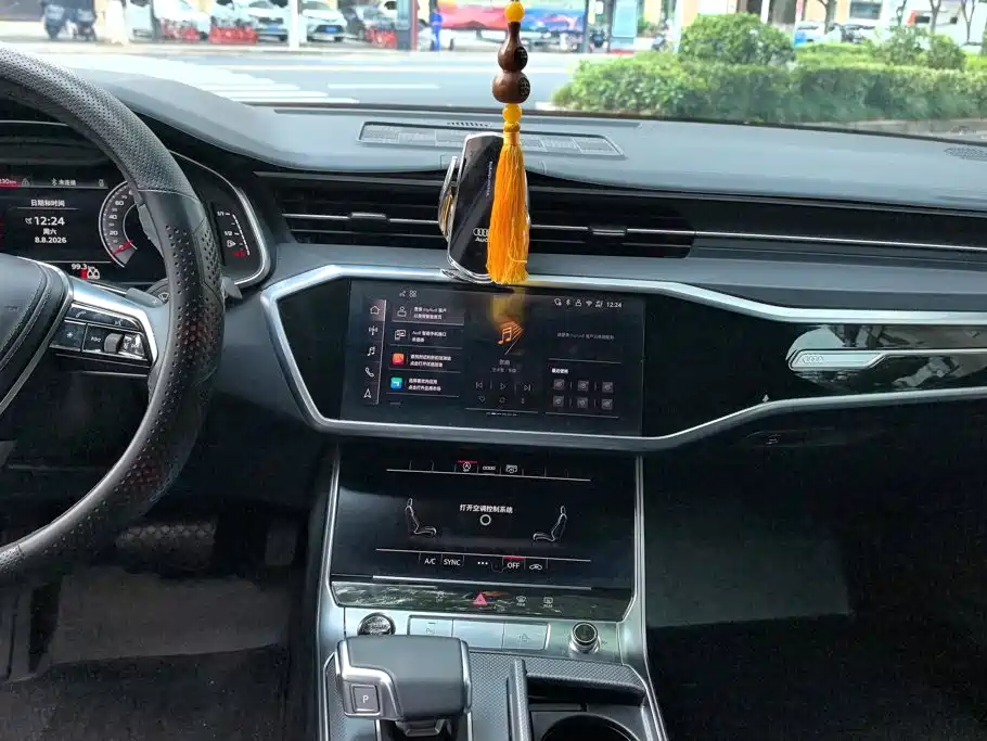 Фото 13 - Audi A6L