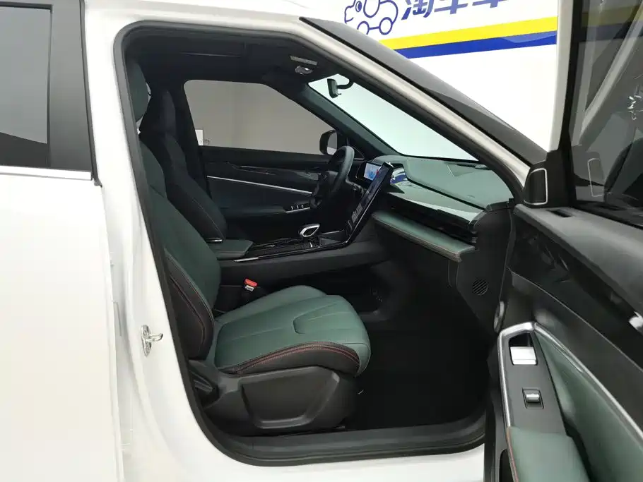Фото 8 - Geely Atlas