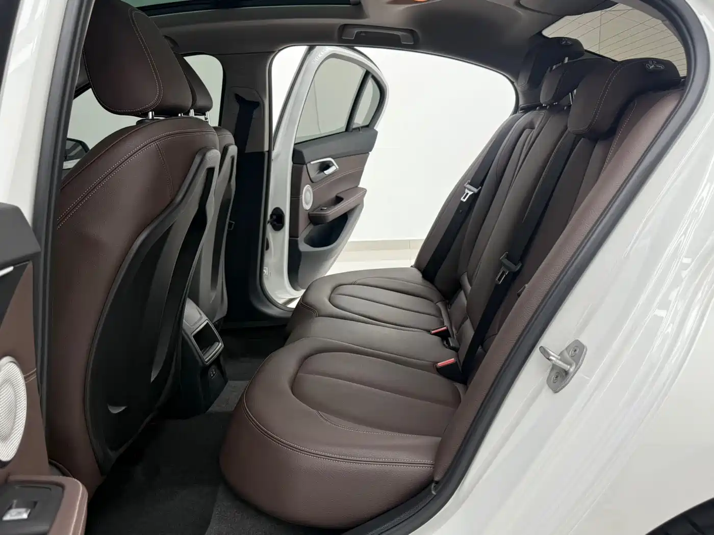 BMW 1 Series 2022 120i M Sport Shadow Edition фото 8