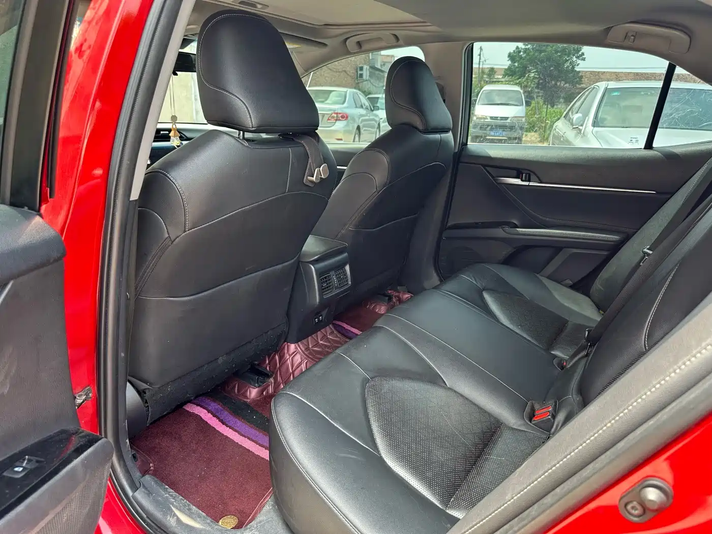 Фото 8 - Toyota Camry