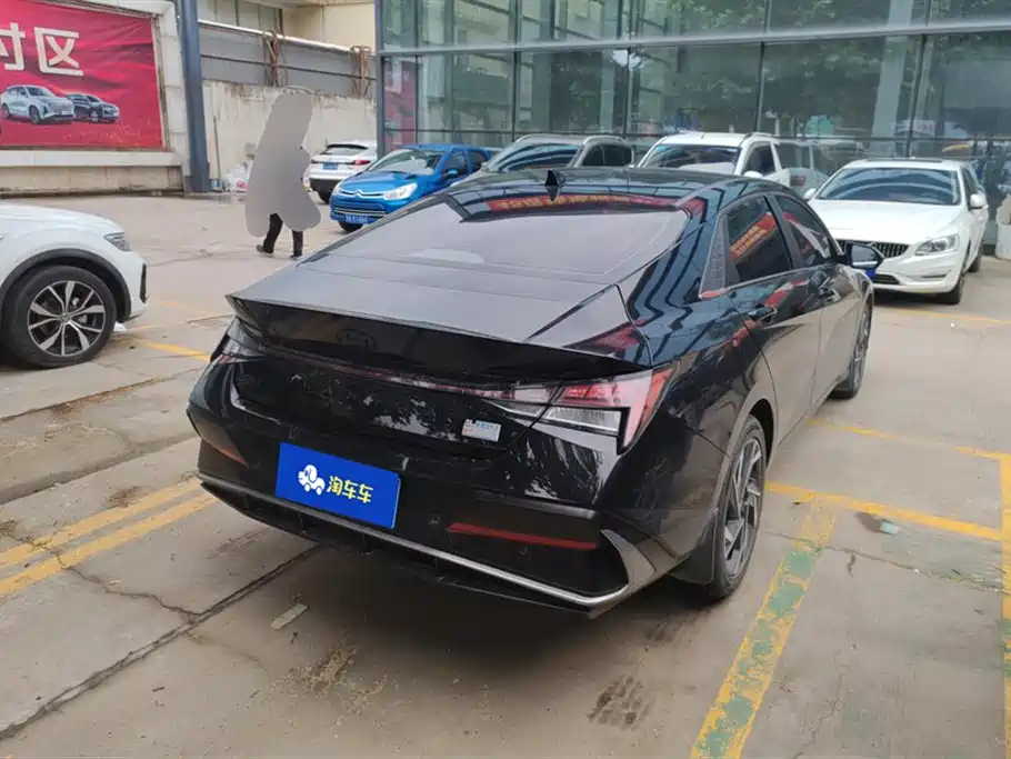 Hyundai Elantra 2023 Model 1.5L CVT LUX Premium Edition фото 3