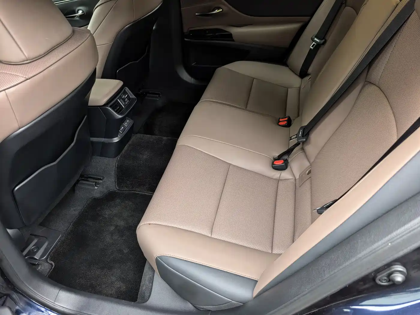Lexus ES 2023 200 Excellence Edition фото 15