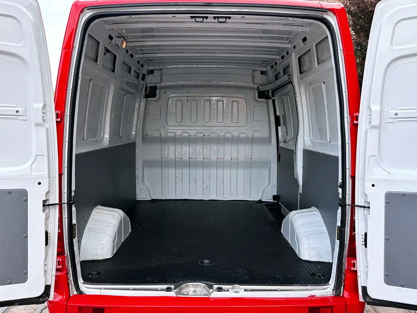 SAIC Maxus Xintu V80 2023 2.0T Manual Classic City Delivery King Short Wheelbase Medium Roof 3 Seats фото 7