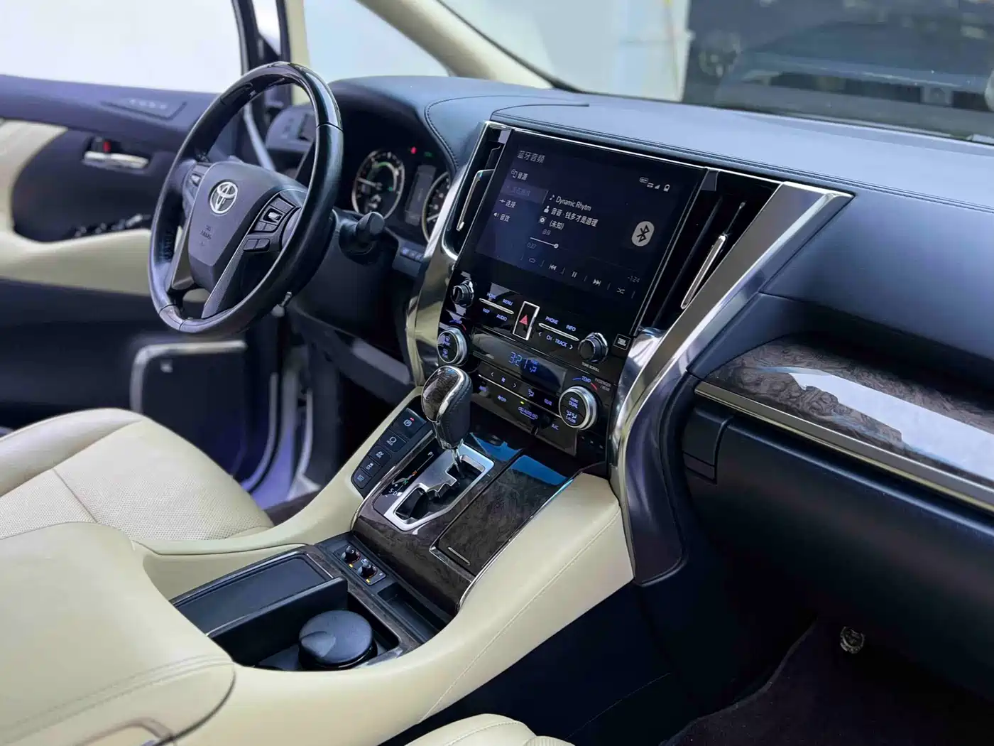 Toyota Alphard 2021 Hybrid 2.5L Premium фото 12