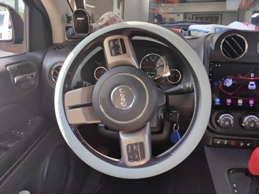 Photo 14 - Jeep Compass (Import)