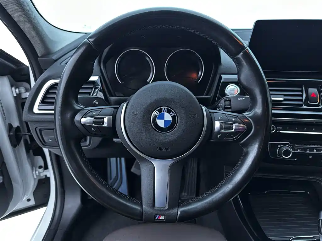 BMW 1 Series 2021 120i M Sport Shadow Edition фото 18