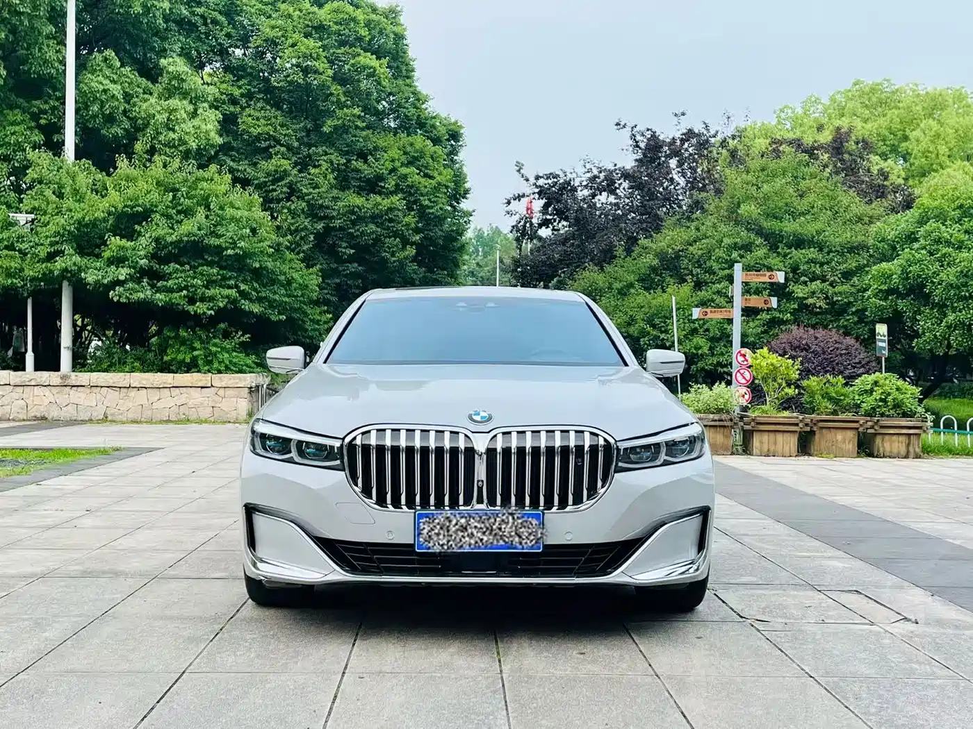 BMW 7 Series 2016 750Li xDrive 4-Seater фото 2