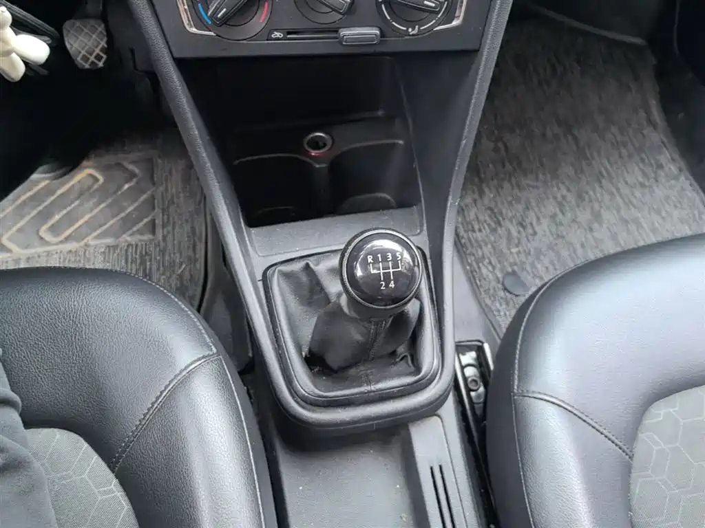 Volkswagen Santana 2013 1.6L Manual Comfort Edition фото 14