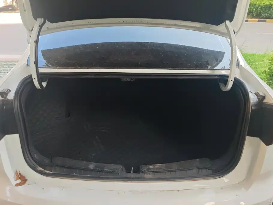 Фото 4 - Geely Emgrand