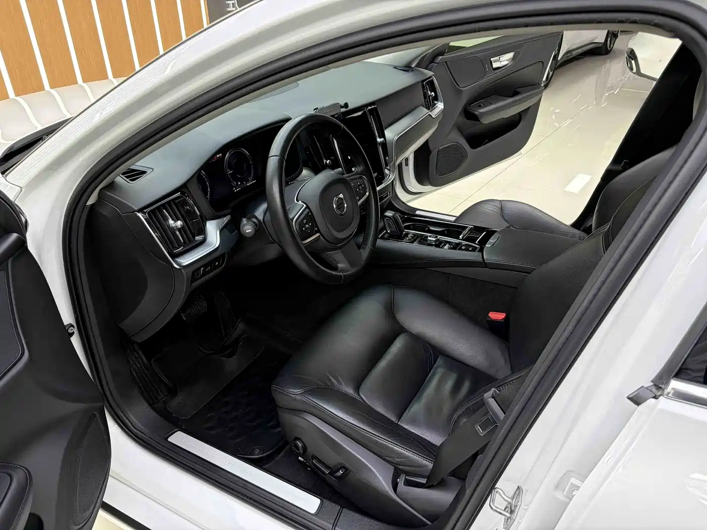 Volvo S60 Plug-in Hybrid 2020 2021 T8 Twin Engine AWD Inscription Luxury Edition