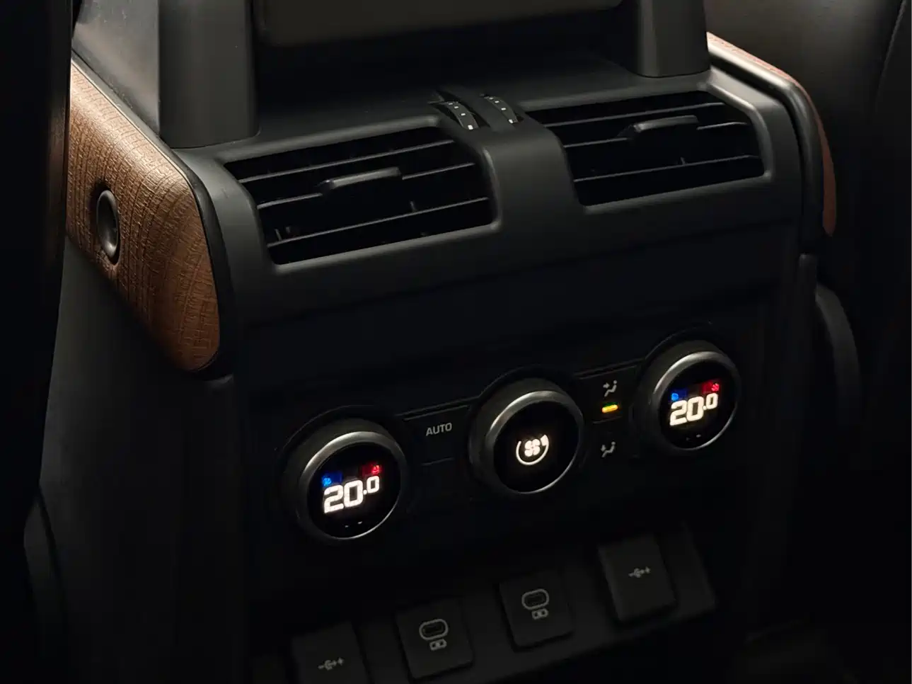 Land Rover Defender 2021 110 P400 X-DYNAMIC HSE фото 9