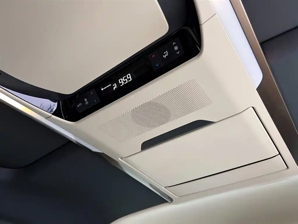 Toyota Vellfire 2024 Crown Hybrid 2.5L Executive Premium Edition фото 29