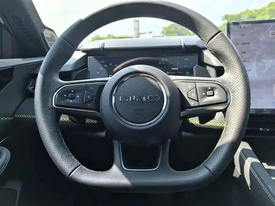 Фото 9 - Lynk & Co 03