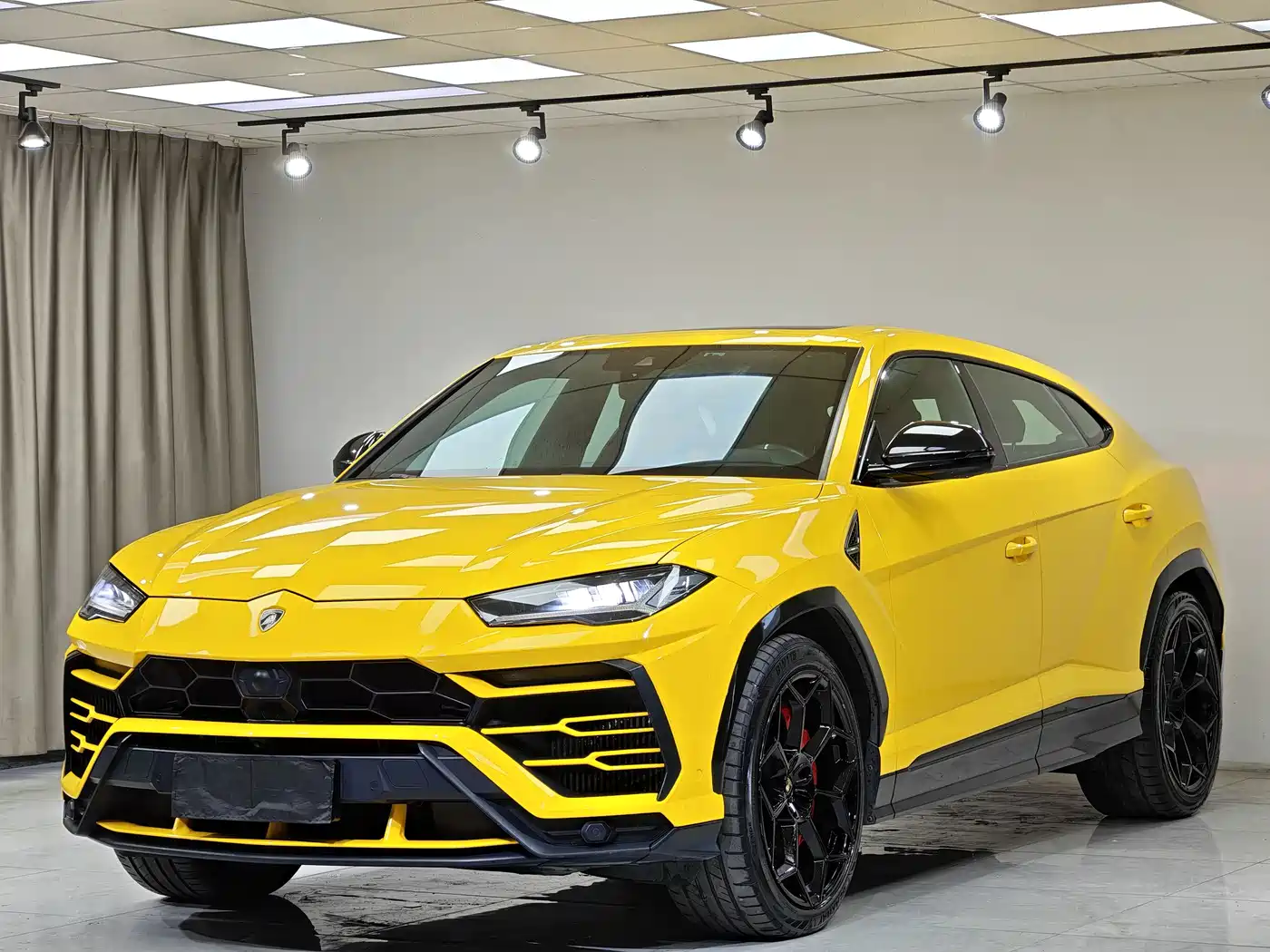Фото 2 - Lamborghini Urus