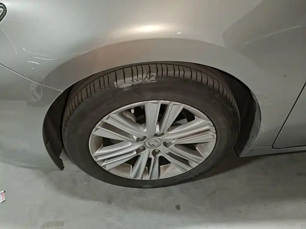 Фото 23 - Lexus ES