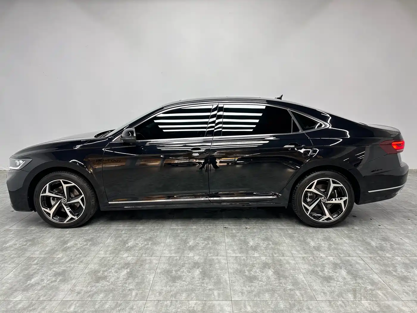 Volkswagen Passat 2024 380TSI Starlight Dragon Soaring Edition фото 7