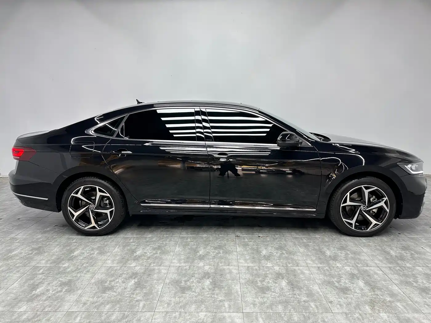 Volkswagen Passat 2024 380TSI Starlight Dragon Soaring Edition фото 8