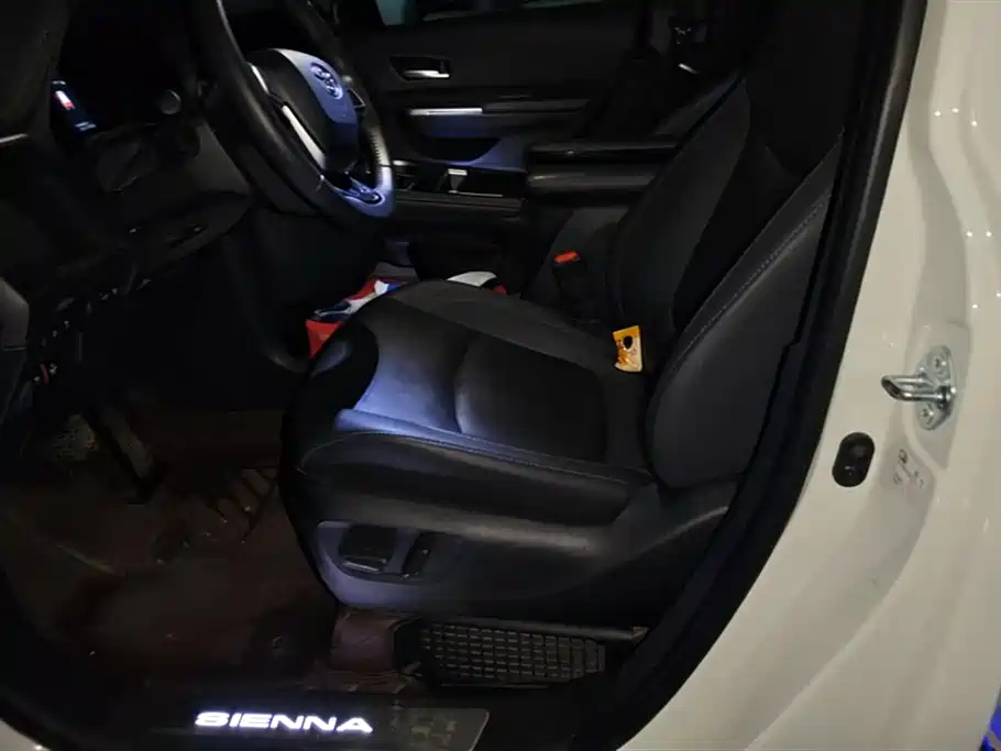 Toyota Sienna 2024 2.5L Hybrid Premium Edition фото 9