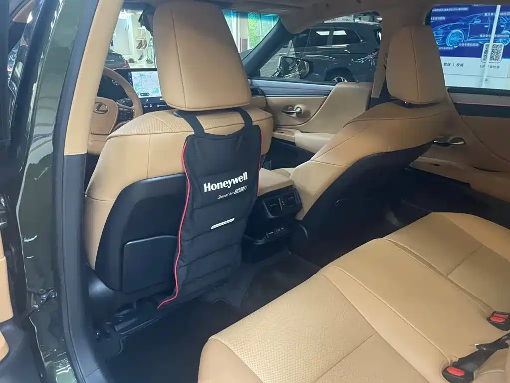 Lexus ES 2026 2025 200 Ultimate Edition