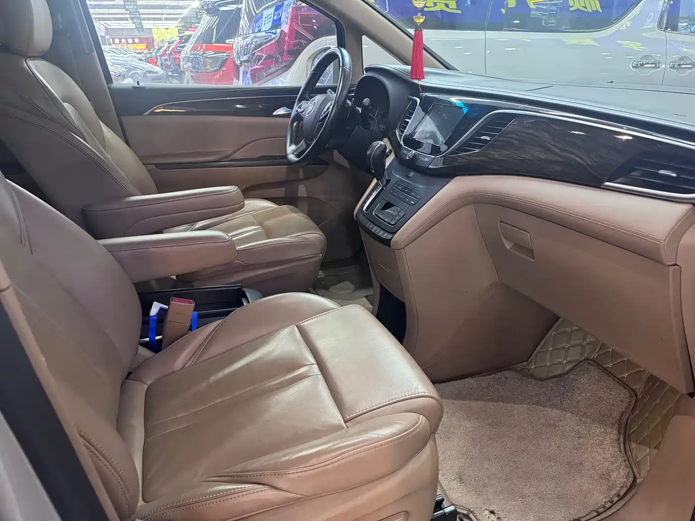 Фото 9 - Buick GL8