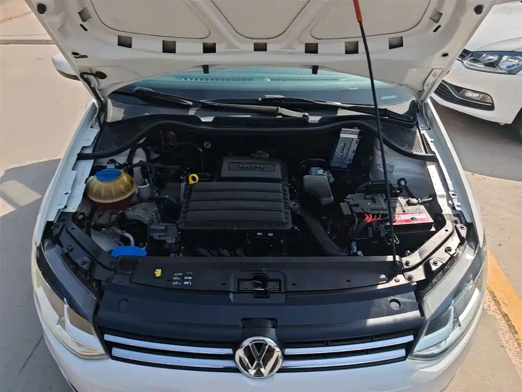 Volkswagen Polo 2014 1.4L Automatic Luxury Edition фото 20
