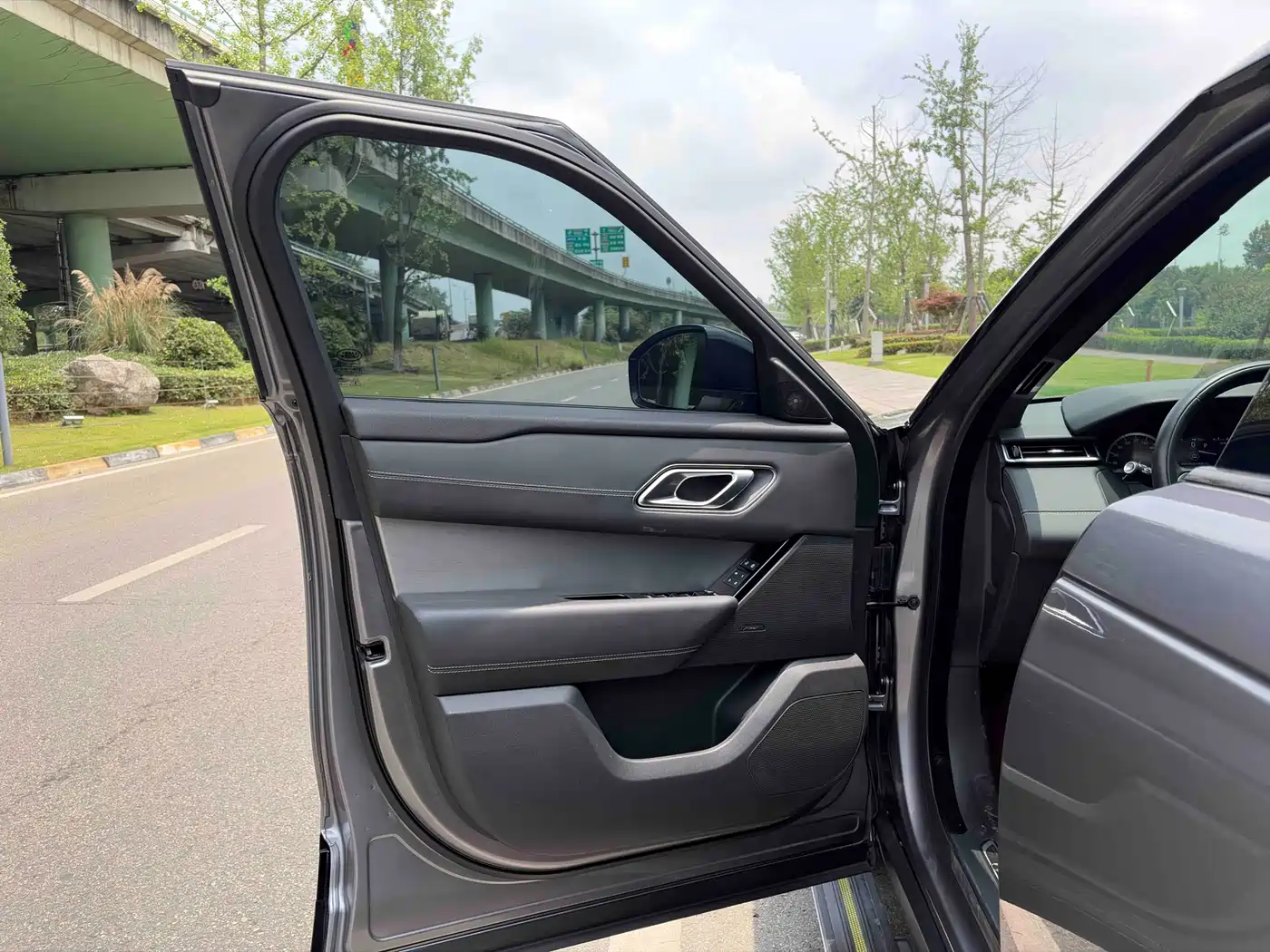 Land Rover Range Rover Velar 2023 250PS Gloss Black Collector's Edition фото 7