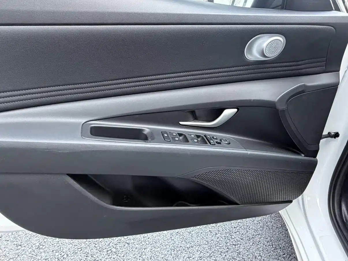 Hyundai Elantra 2023 Model 1.5L CVT LUX Premium Edition фото 18