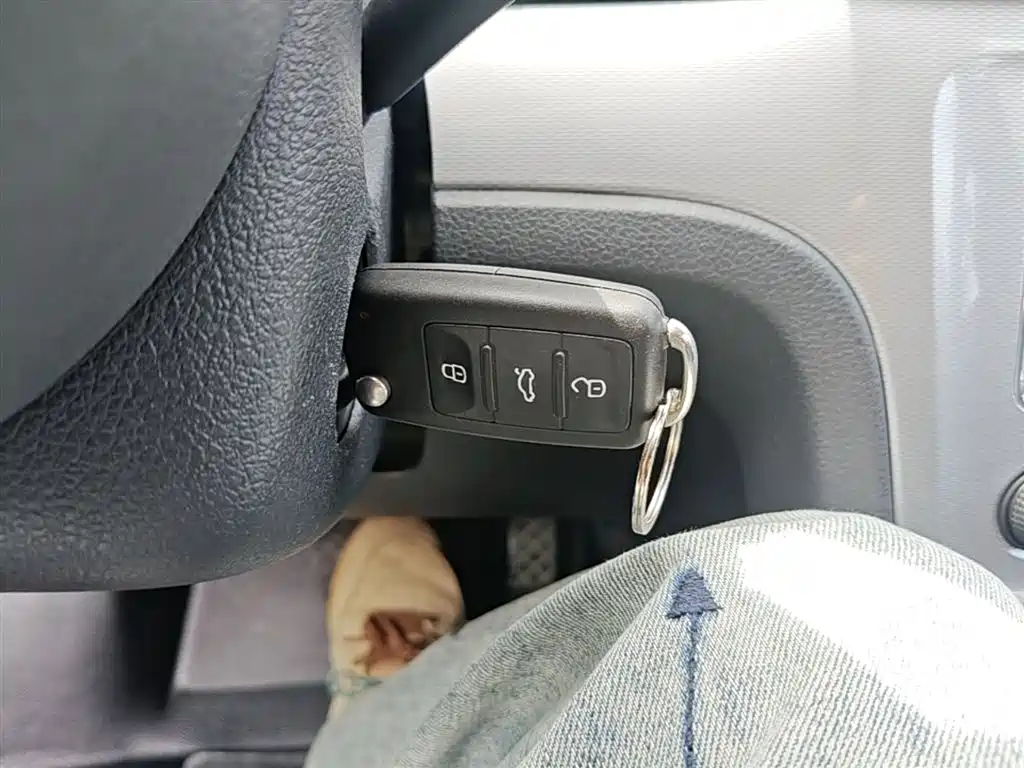 Volkswagen Lavida Tour 2013 1.6L Automatic Comfort фото 9