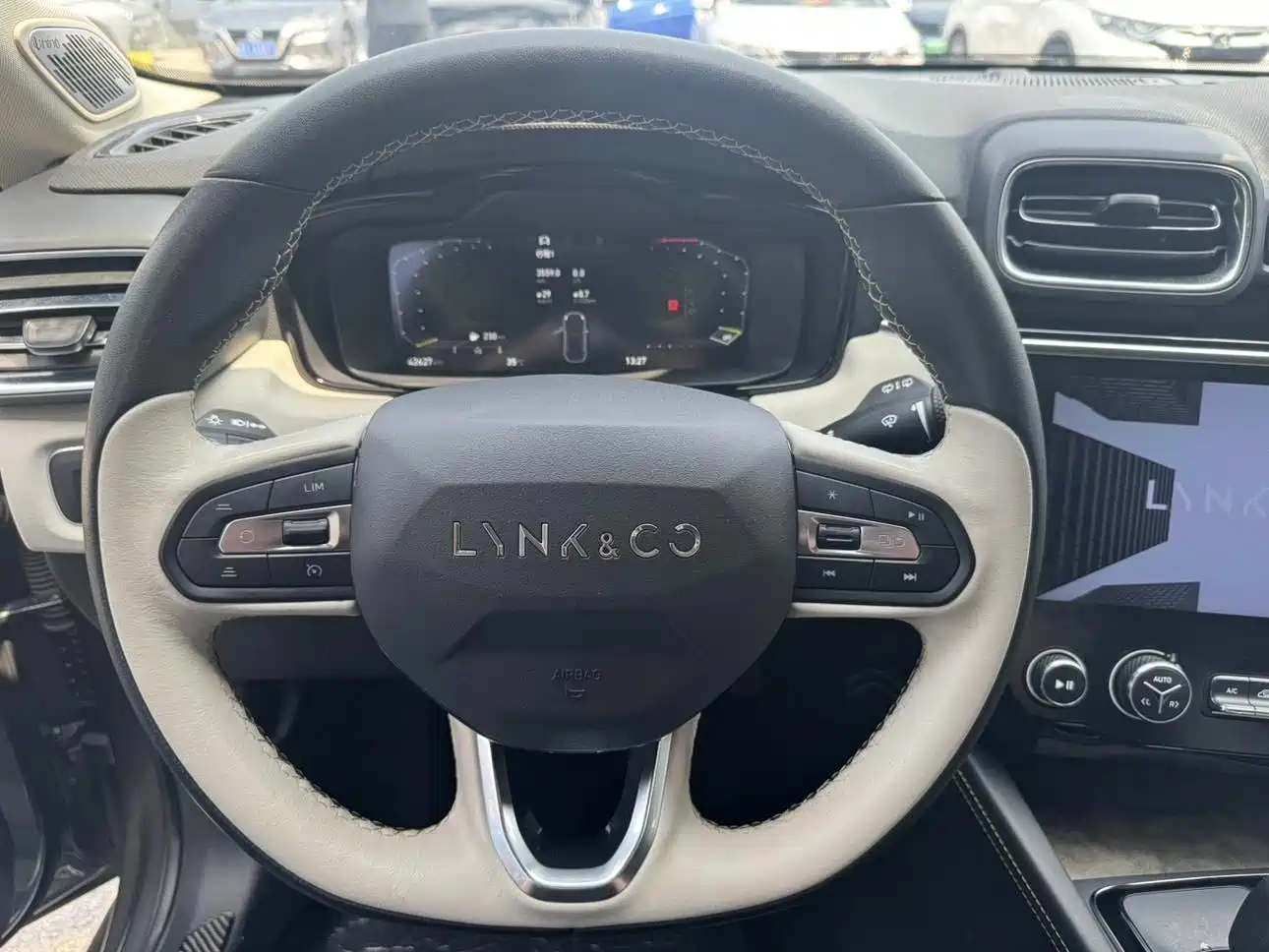 Фото 7 - Lynk & Co 02