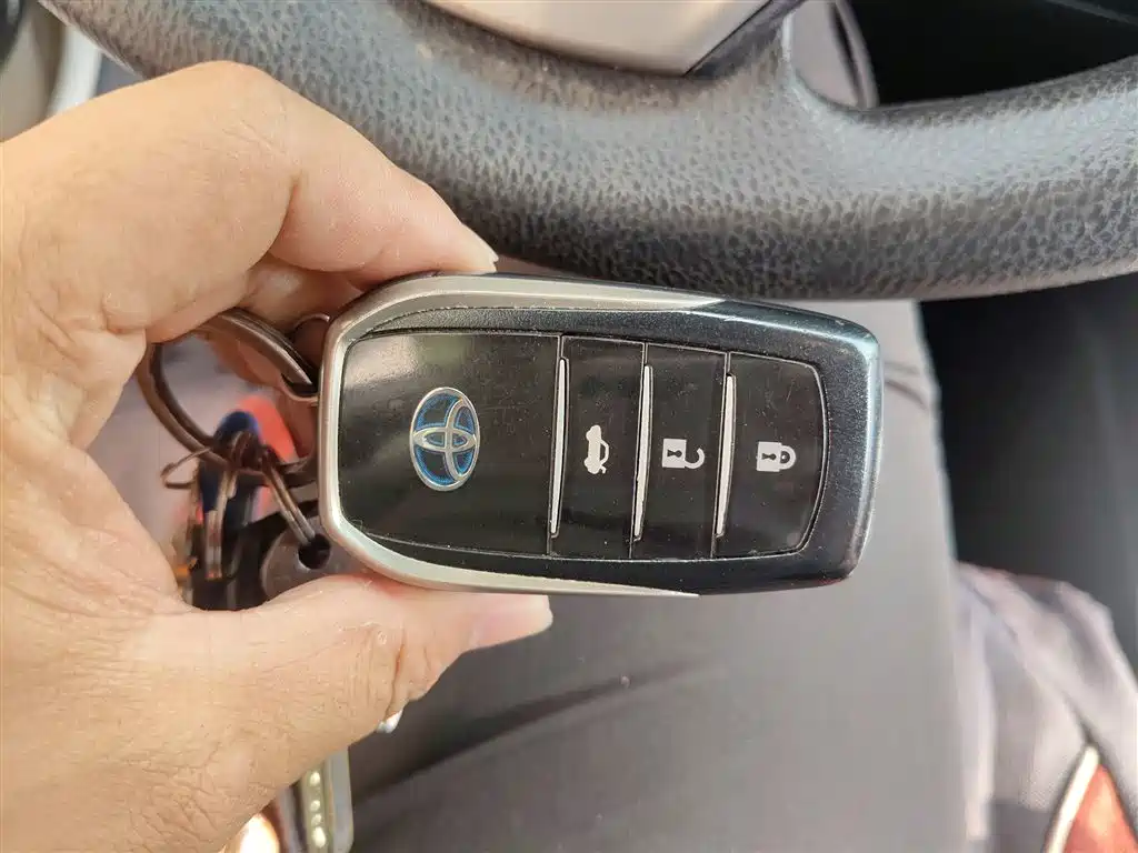 Toyota Corolla 2016 Hybrid 1.8L E-CVT Leading Edition фото 12