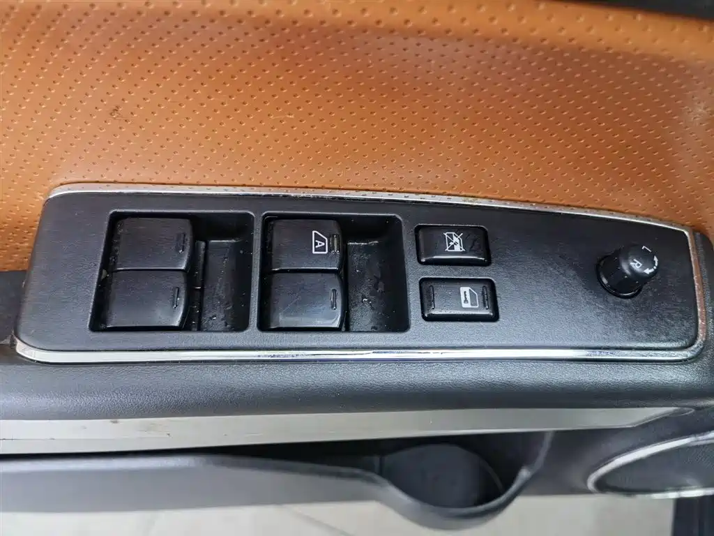 Dongfeng Fengdu MX6 2016 2.0L Manual 2WD Pilot Edition фото 9