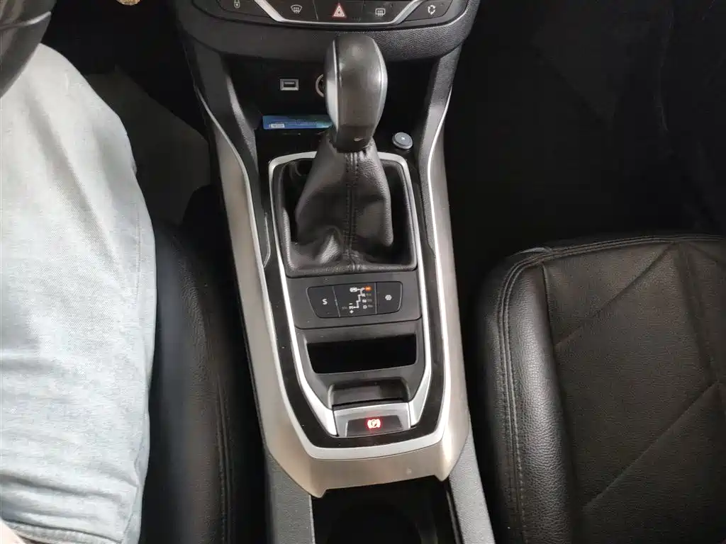 Peugeot 408 2016 1.6T Automatic Luxury Edition фото 14