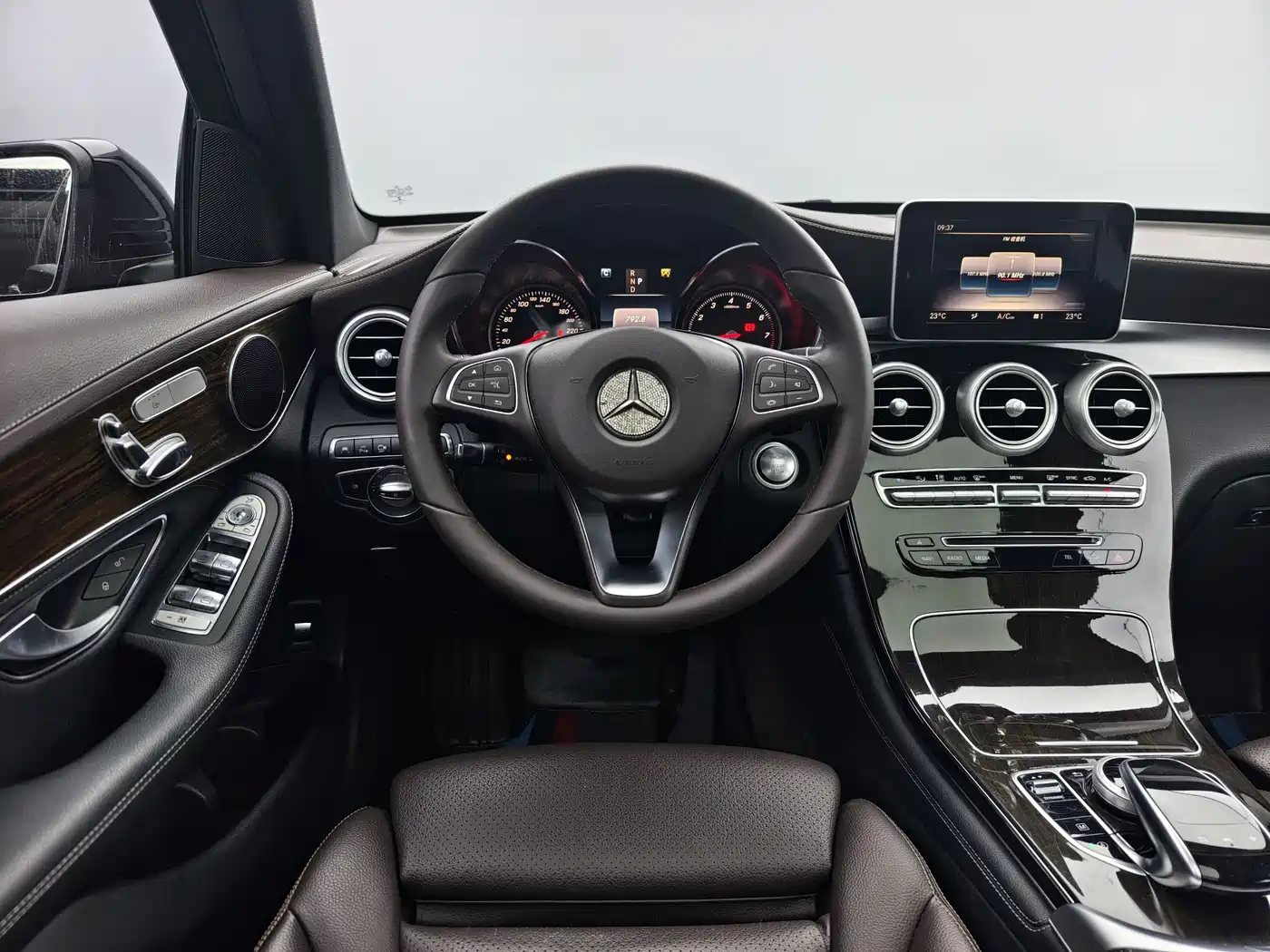 Mercedes-Benz GLC 2018 Facelift GLC 260 4MATIC Luxury фото 12
