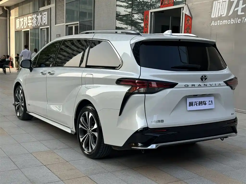 Toyota Granvia 2024 2.5L Hybrid Supreme ULTRA фото 8