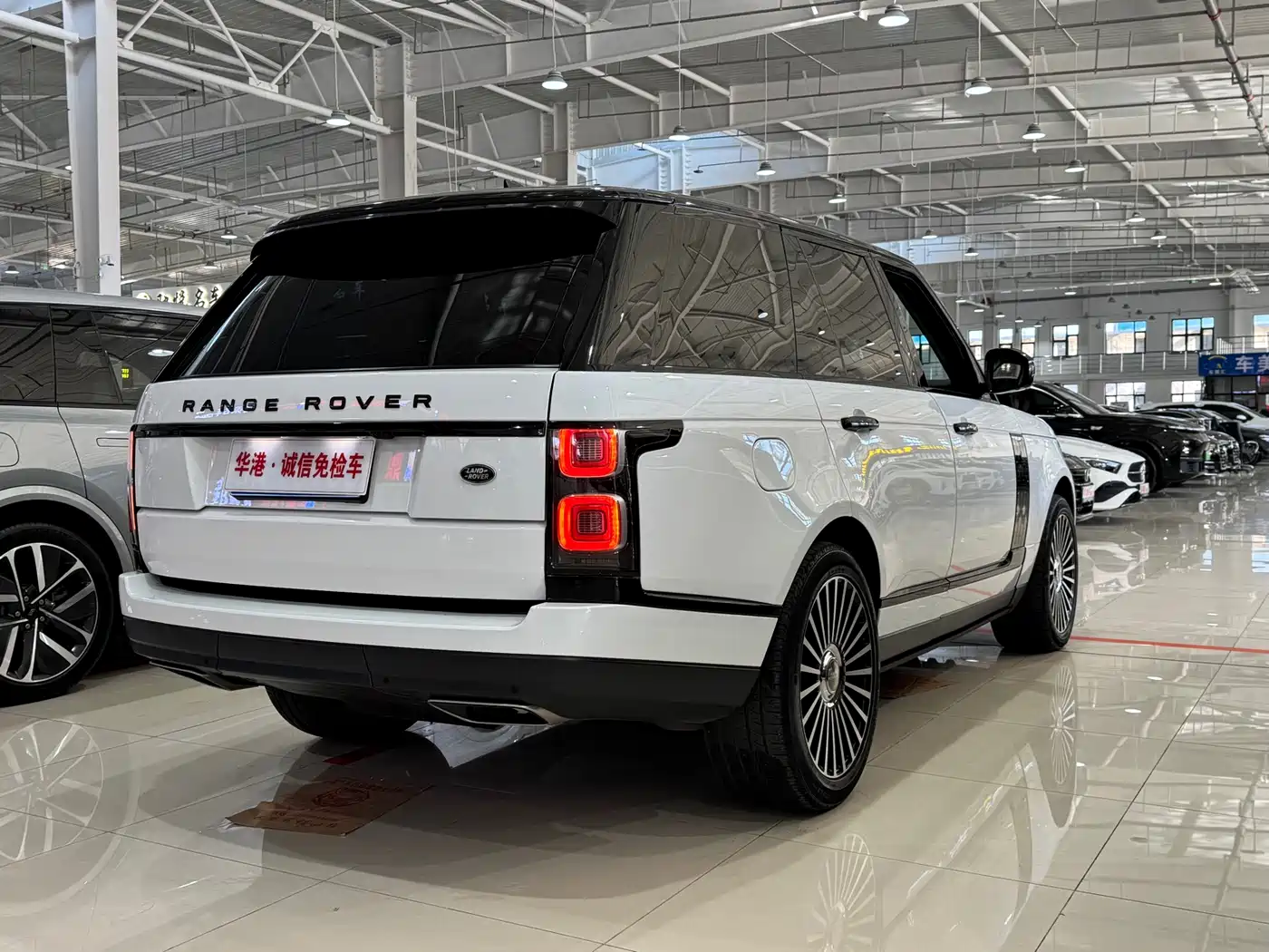 Land Rover Range Rover 2021 3.0 L6 Golden Age Edition фото 4