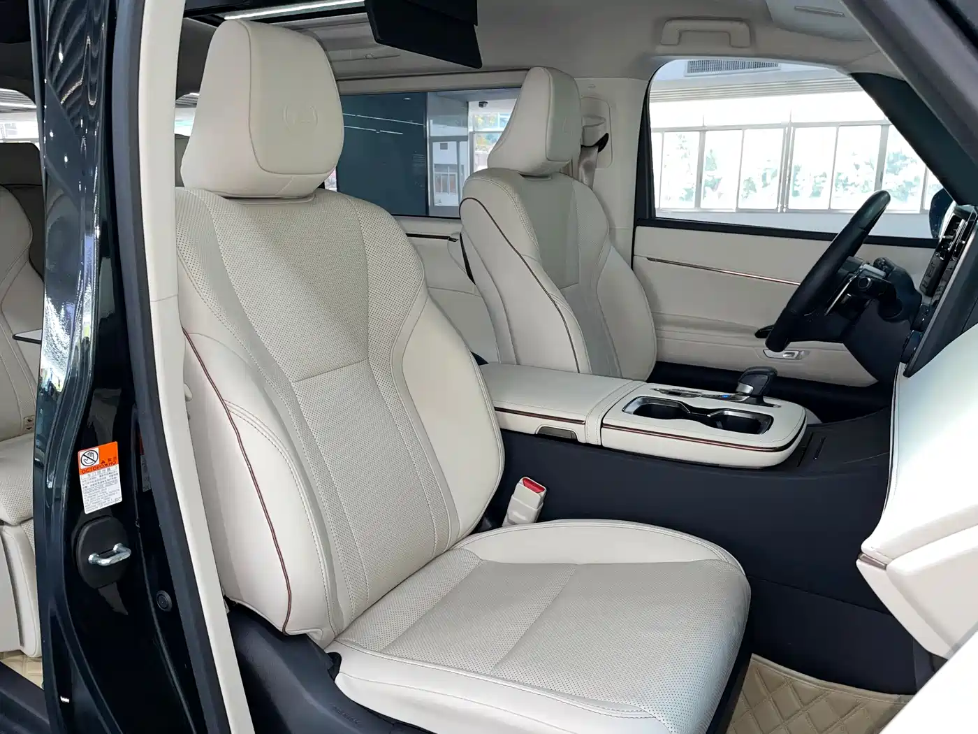 Lexus LM 2023 500h 6-Seater Prestige Edition фото 9