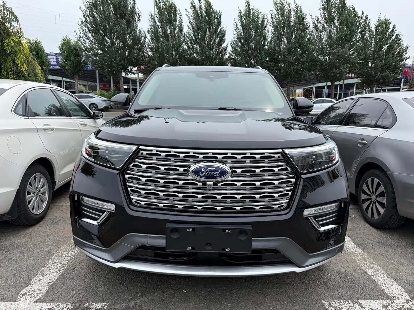 Фото 2 - Ford Explorer
