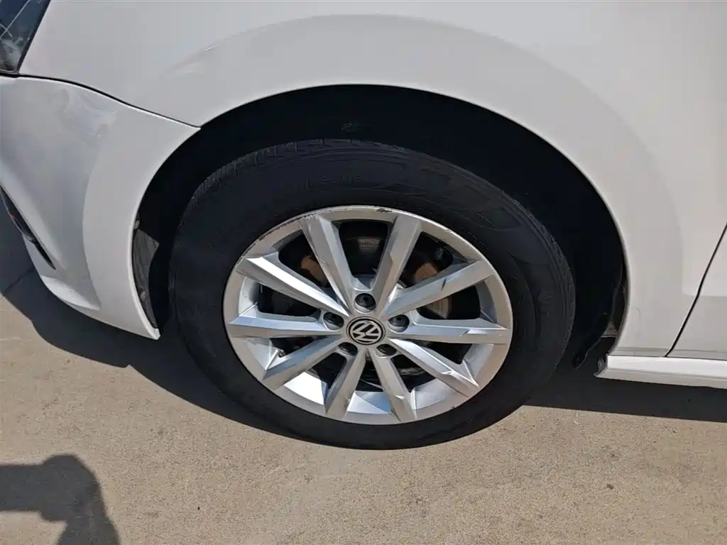 Volkswagen Polo 2014 1.4L Automatic Luxury Edition фото 23