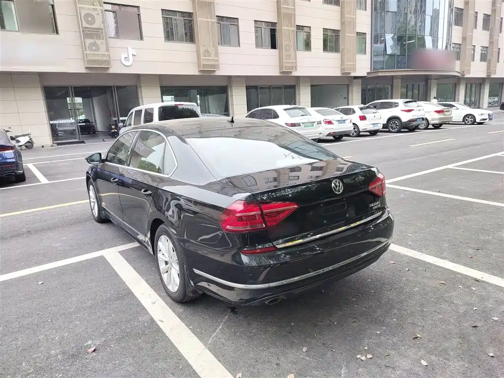 Volkswagen Passat 2016 330TSI DSG Executive Edition фото 23