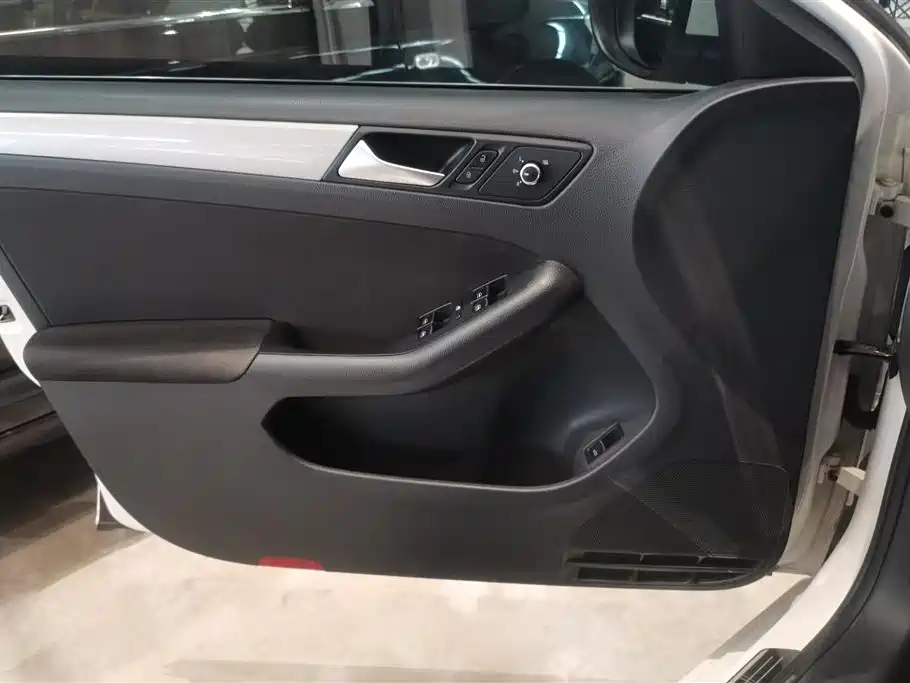 Volkswagen Sagitar 2014 Facelift 1.6L Automatic Comfort фото 7