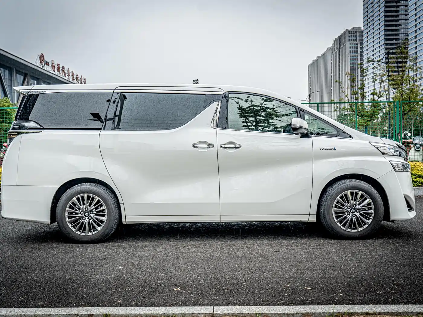Toyota Vellfire 2021 Crown Hybrid 2.5L HV Premium Edition фото 7