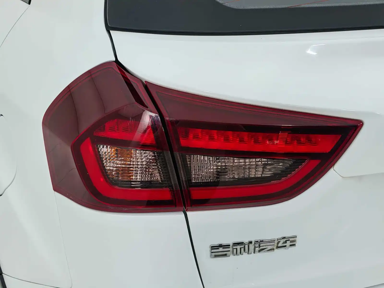 Фото 17 - Geely Vision X3