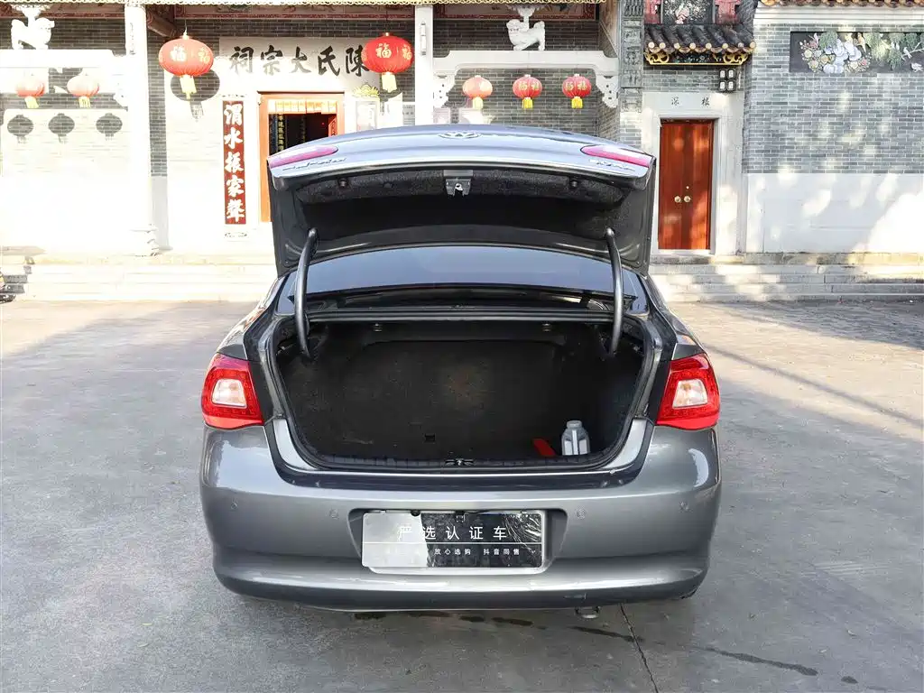 Volkswagen Bora 2012 1.6L Automatic Fashion Model фото 14